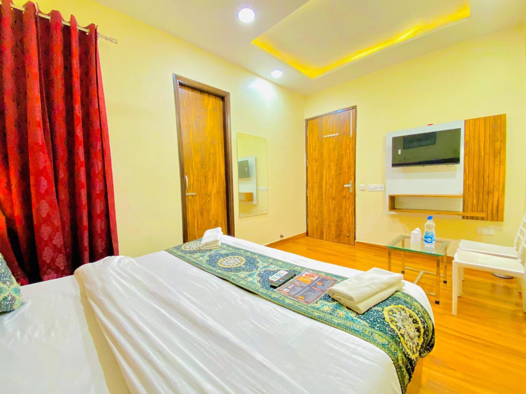 Hotel Holiday First 300 Meter From Golden Temple Amritsar Exterior foto