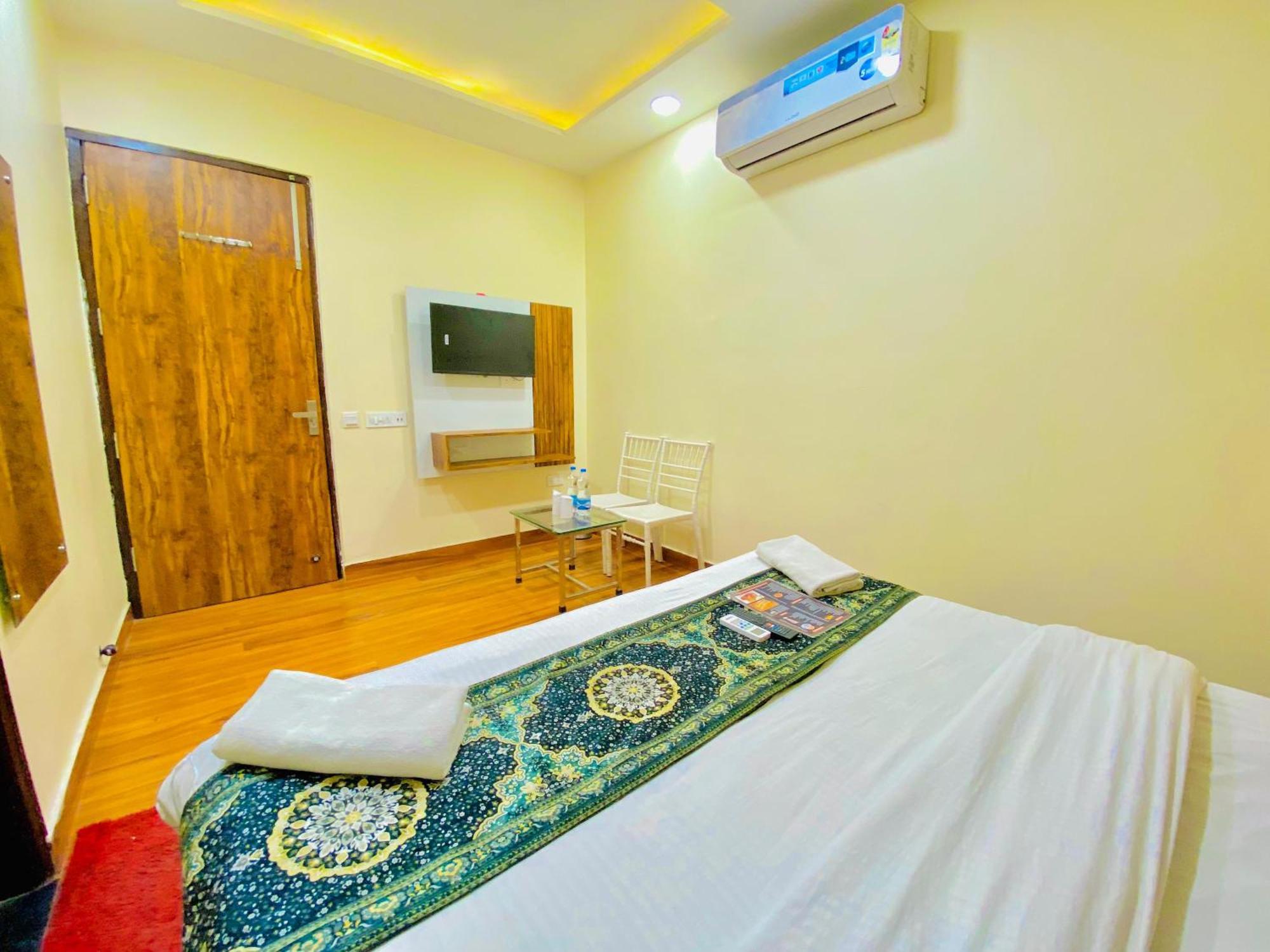 Hotel Holiday First 300 Meter From Golden Temple Amritsar Exterior foto